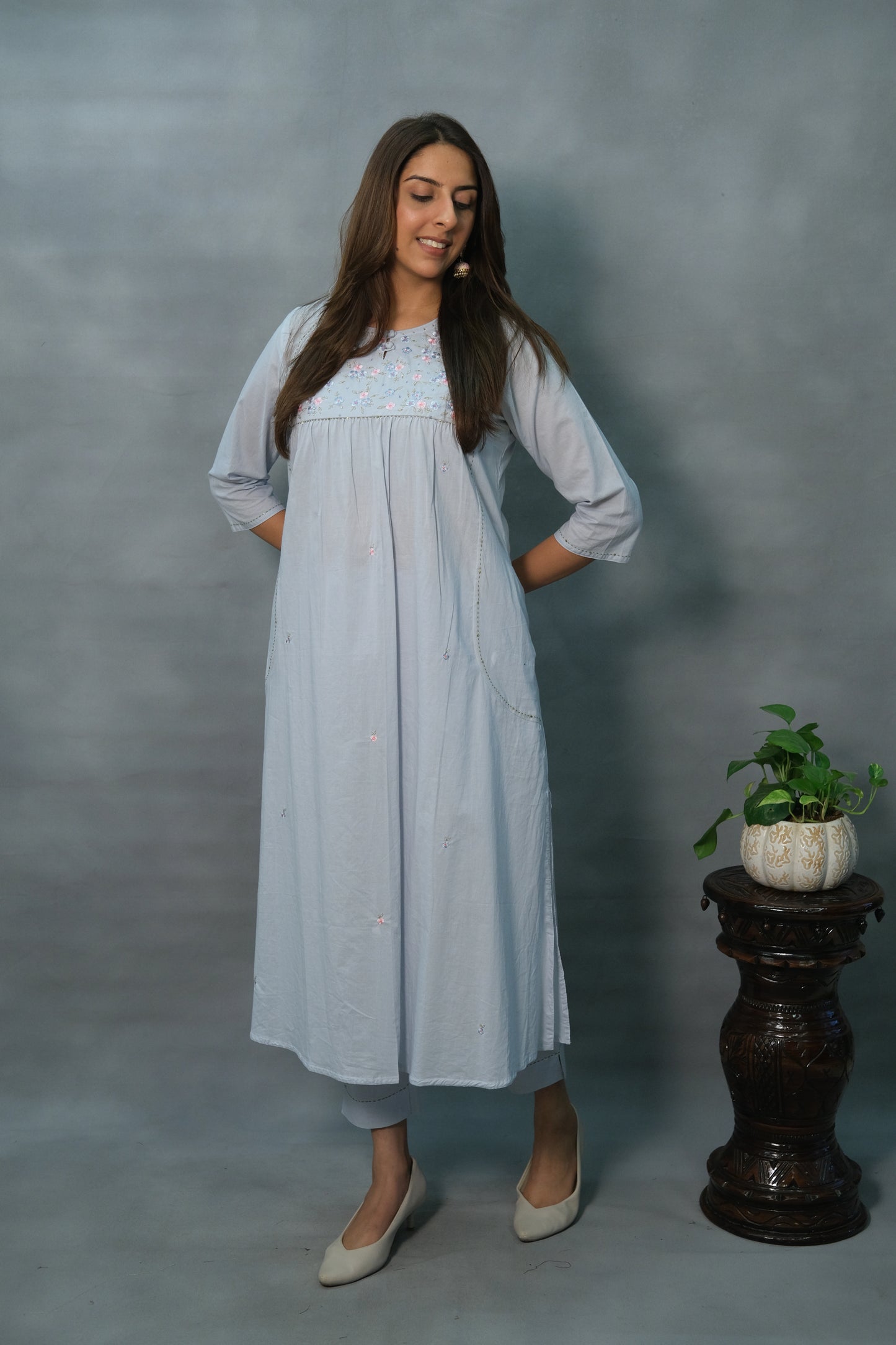 Light Grey Embroidered 2-Piece Mul Cotton Suit Set – Subtle & Sophisticated