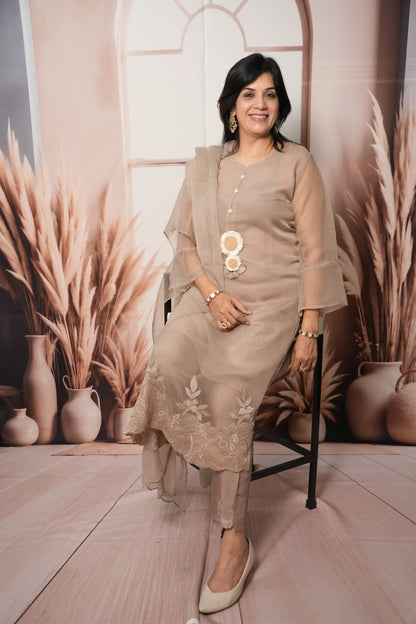 Dusty Pinkish-Beige Chinon Kurta Dupatta Set | Raffia Flower & Embroidery Work