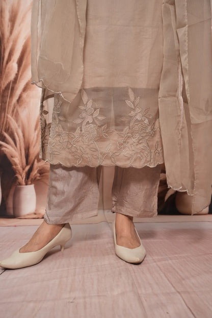 Dusty Pinkish-Beige Chinon Kurta Dupatta Set | Raffia Flower & Embroidery Work