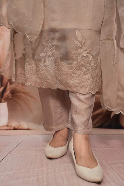 Dusty Pinkish-Beige Chinon Kurta Dupatta Set | Raffia Flower & Embroidery Work