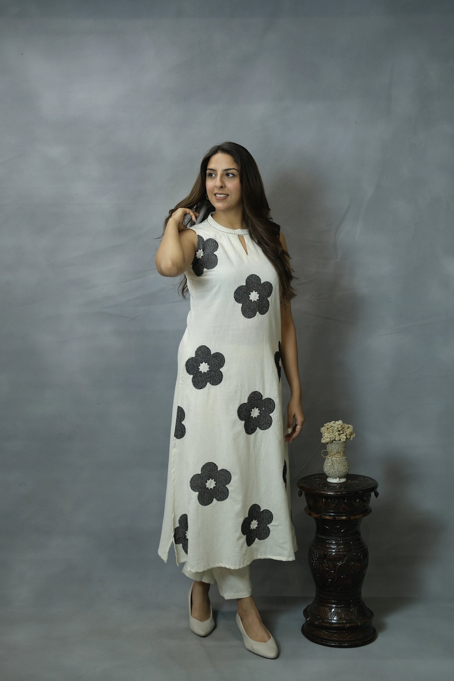Sleeveless Kurta Pant Set with Thread Work | Flex Cotton