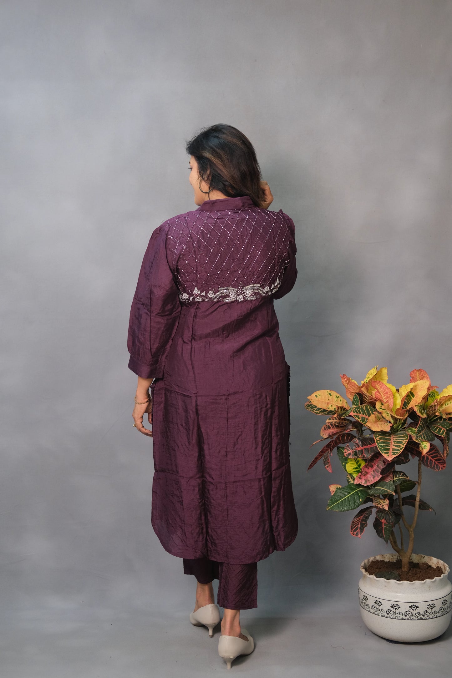 Embroidered Back Kurta Pant Set – Dola Silk Elegance for Modern Women