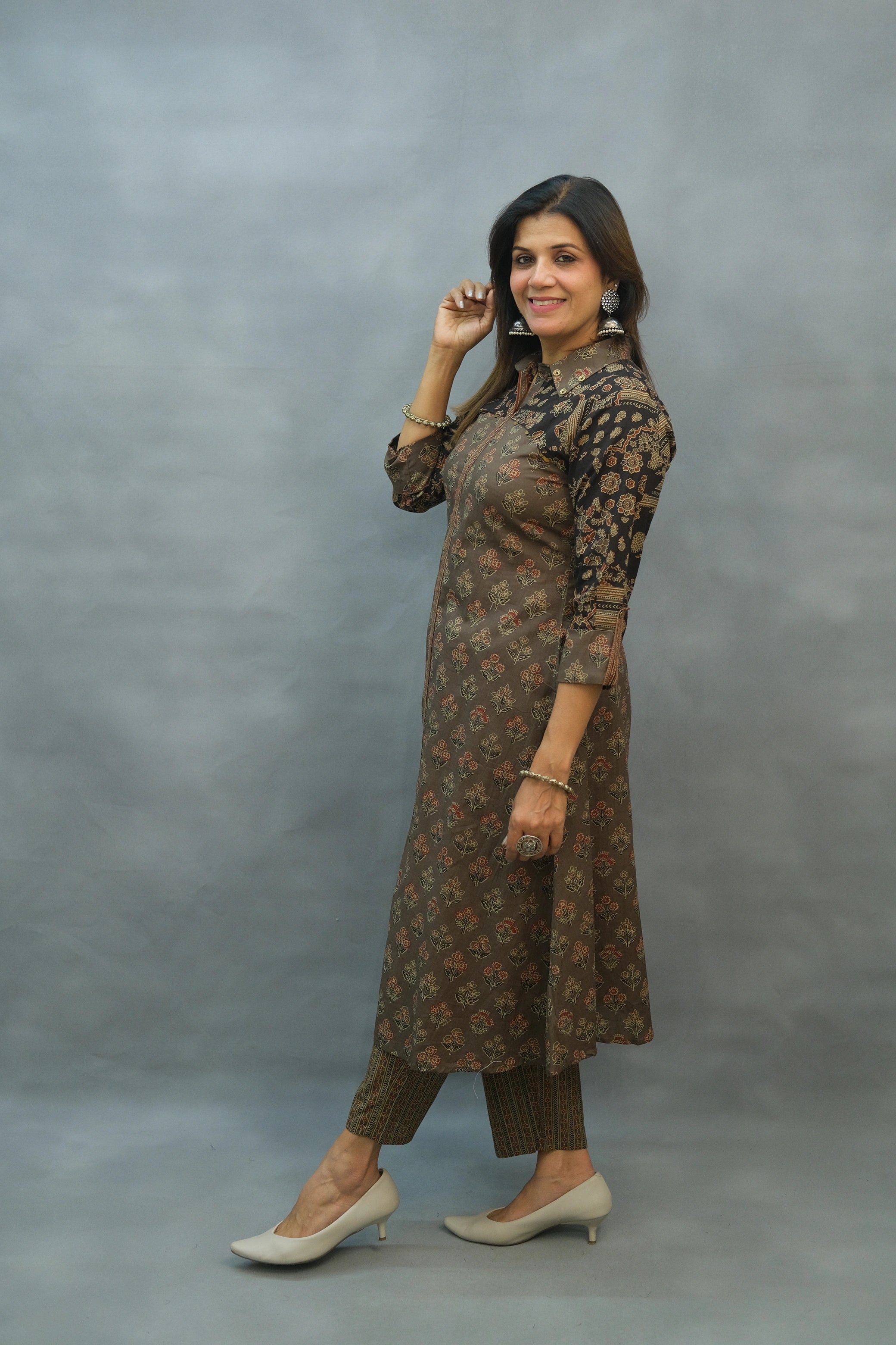 Elegant Cotton Two-Piece Set with Neckline Detailing – Chic & Comfortable