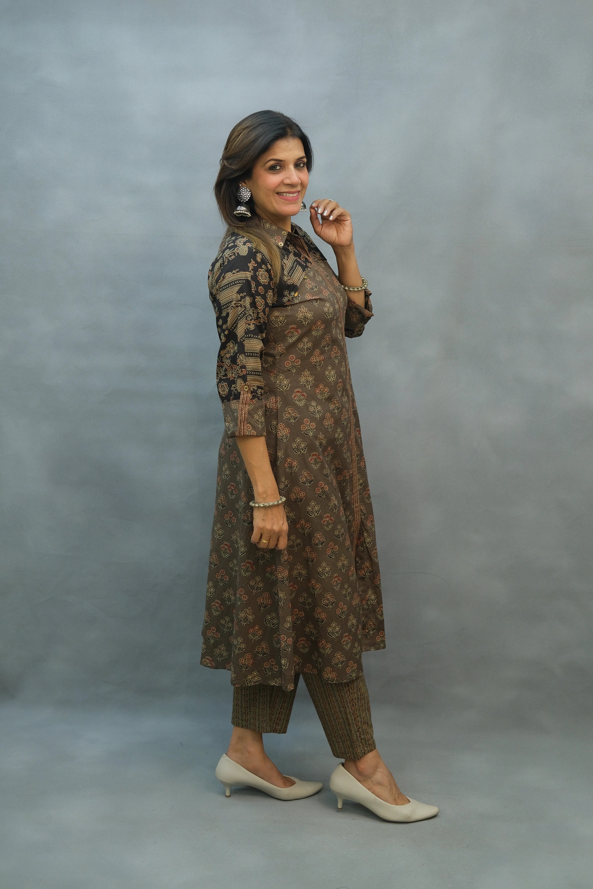 Elegant Cotton Two-Piece Set with Neckline Detailing – Chic & Comfortable