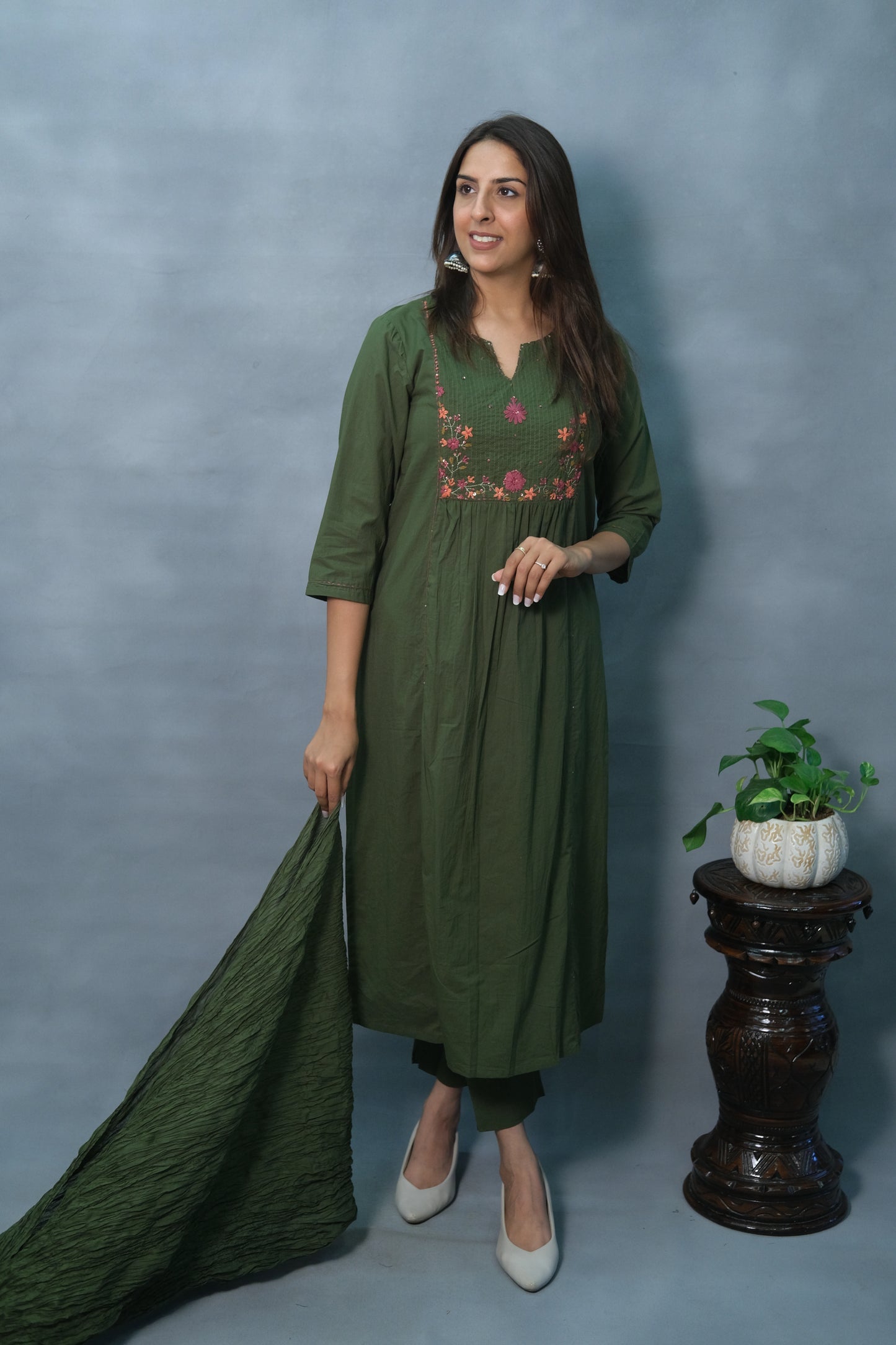 Embroidered Green 3-Piece Suit Set in Soft Cotton – Festive & Elegant Look