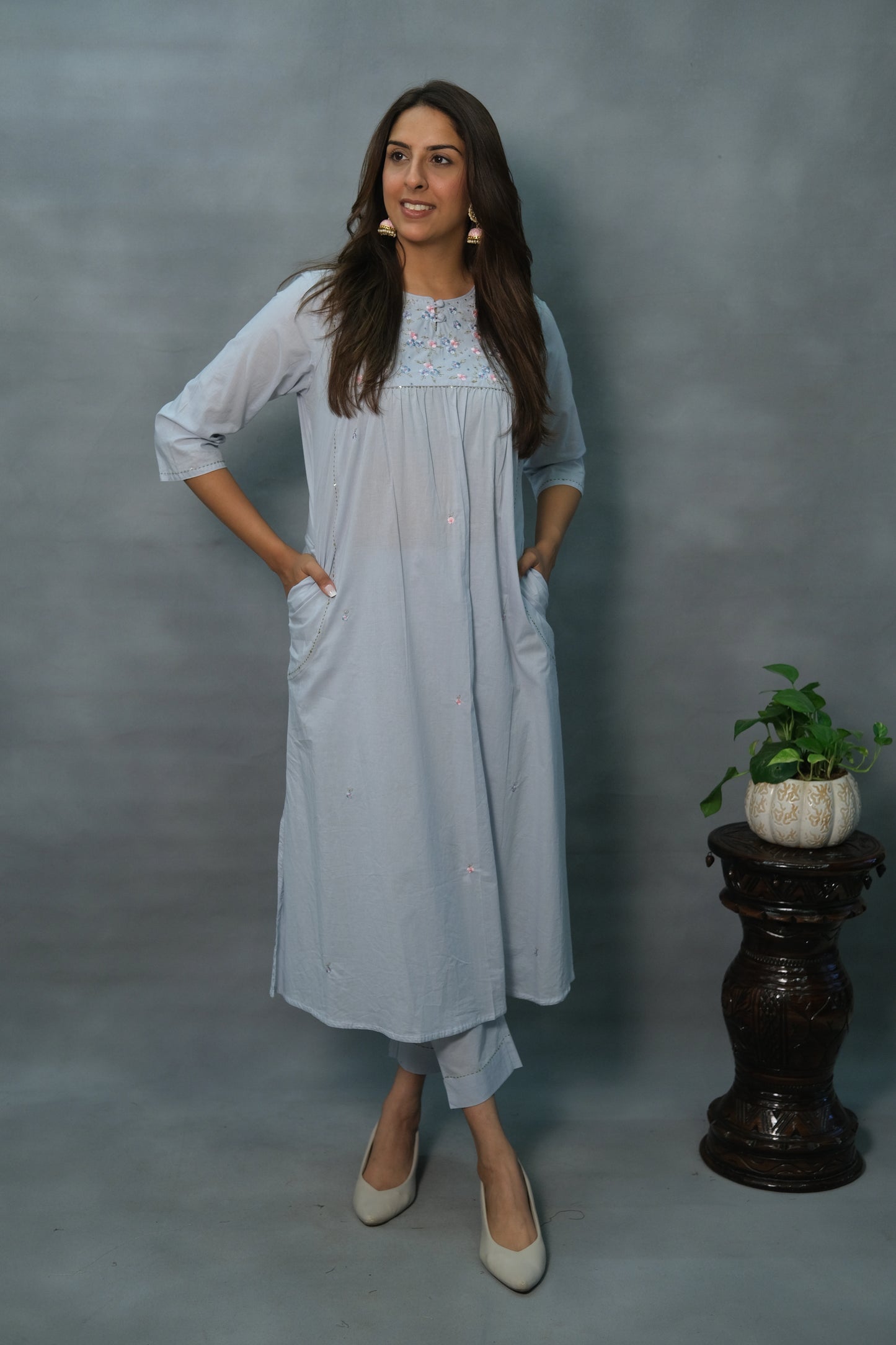 Light Grey Embroidered 2-Piece Mul Cotton Suit Set – Subtle & Sophisticated
