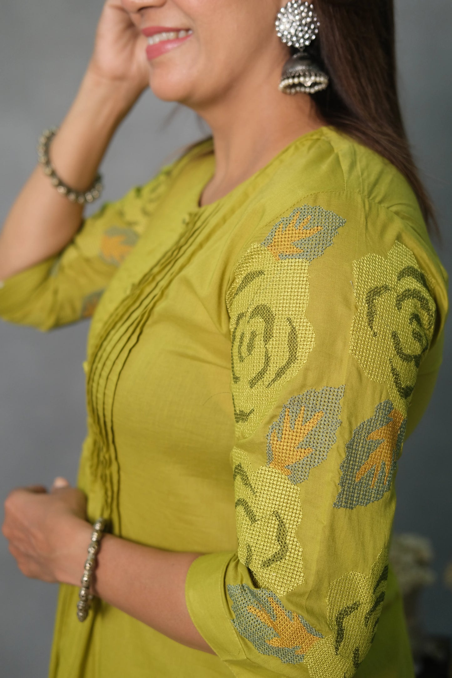 Mehndi Green Kurta Pant Set with Pintuck & Embroidered Sleeves | Mul Cotton