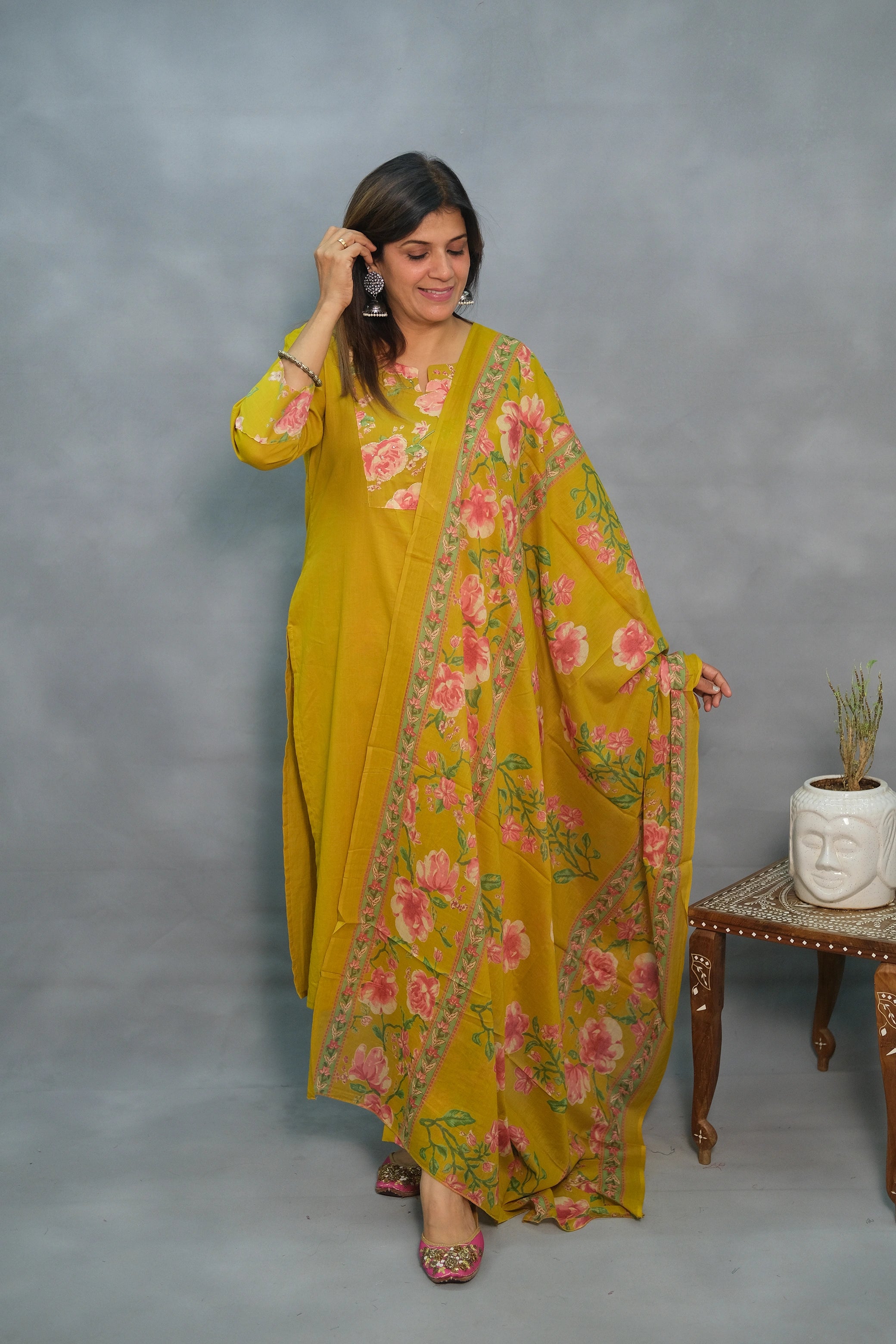 Elegant Three-Piece Cotton Set with Floral Detailing – Ethnic & Chic