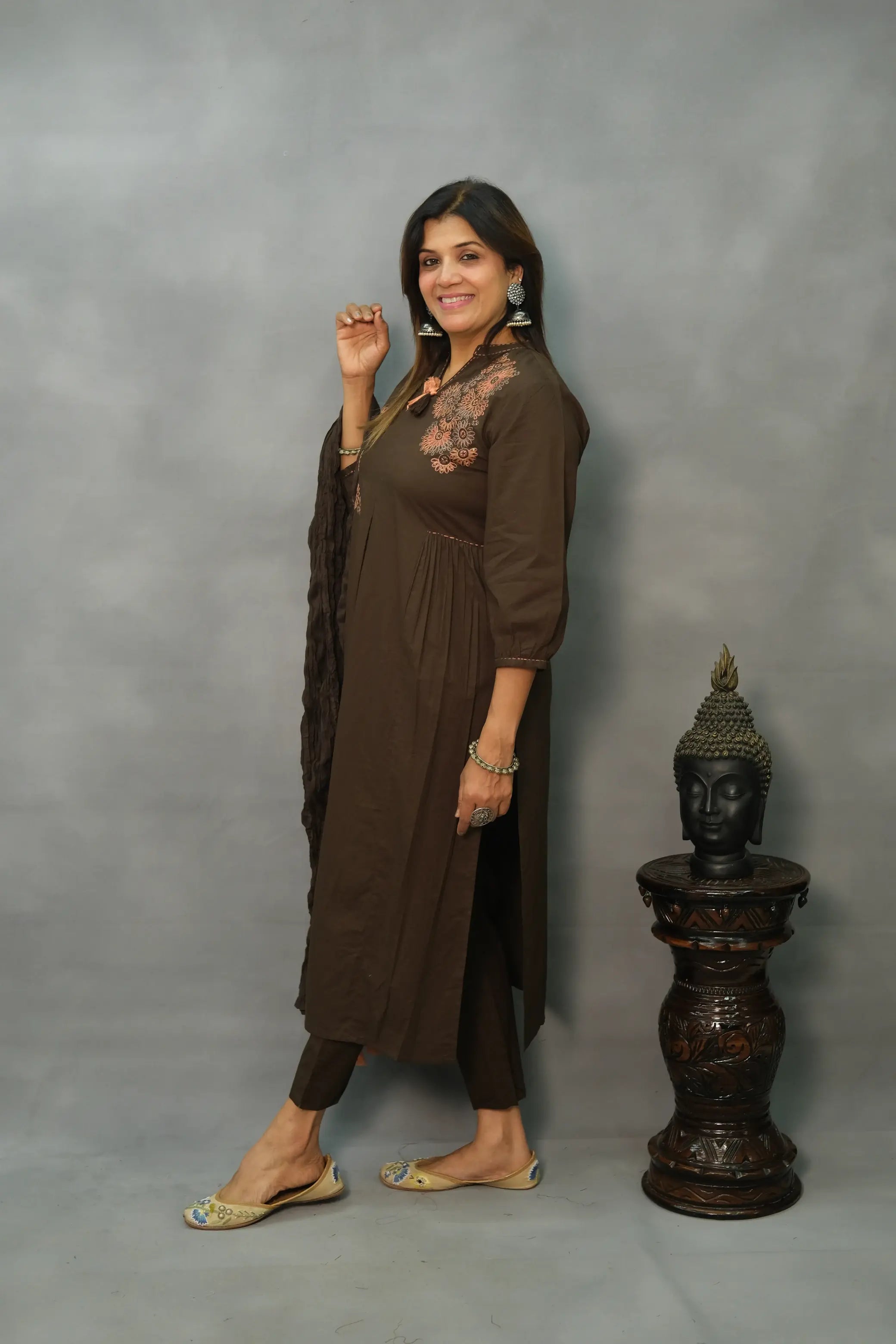 Elegant Embroidered Three-Piece Mul Cotton Set – Timeless Ethnic Wear