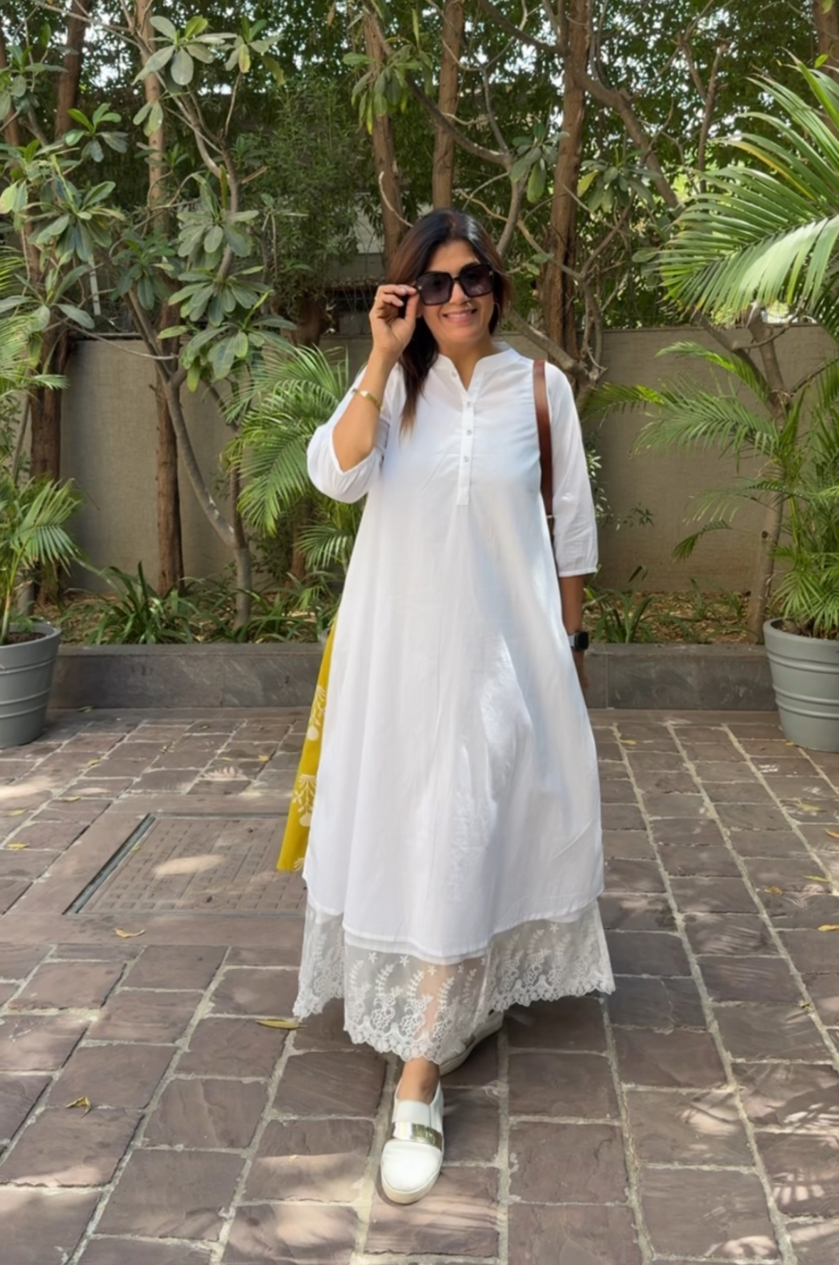 Elegant Mul Cotton One-Piece Dress with Lace Border Detailing Elegant Mul Cotton One-Piece Dress with Lace Border Detailing